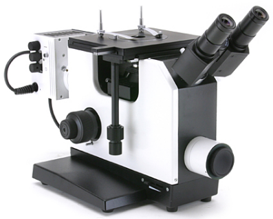 O microscópio metalúrgico invertido com uma luz polarizada ajustou-se para a análise crystallographic